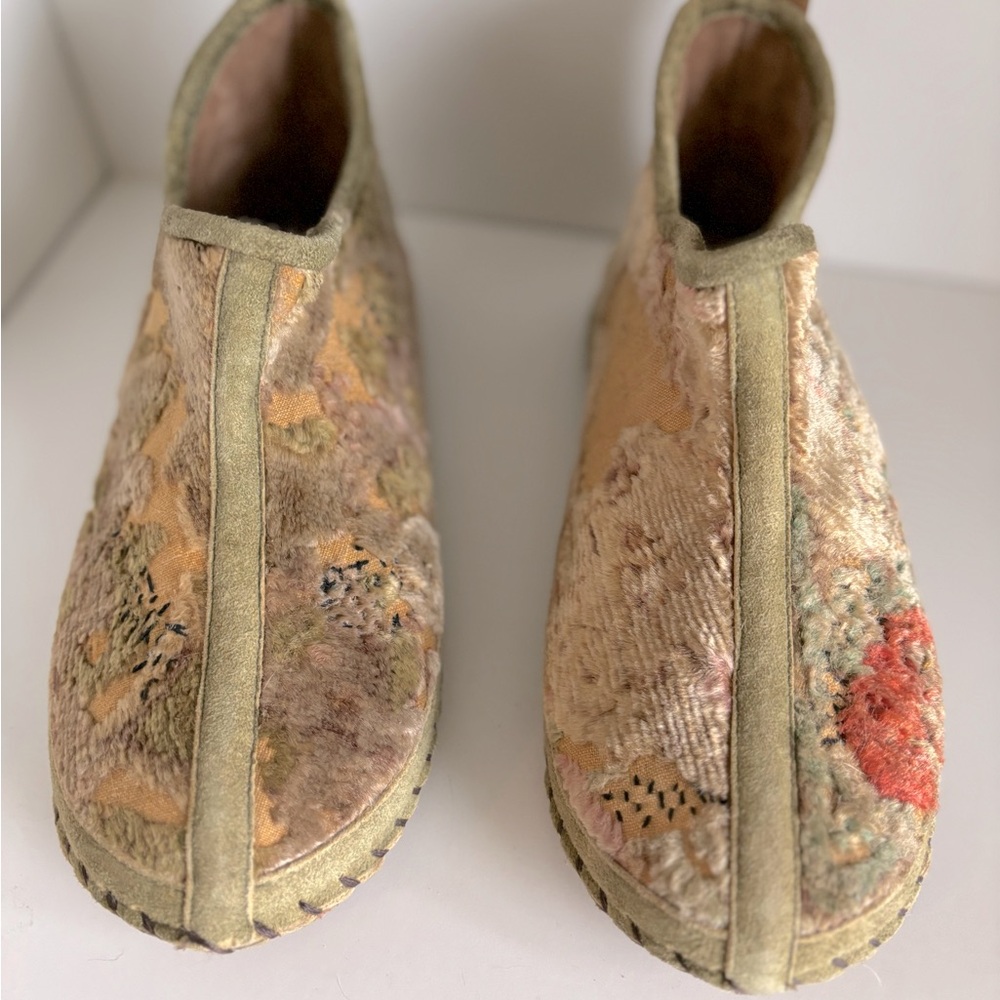 Magnolia Pearl Vintage Bootie Size 37 ❤️
‼️LIMITED RARE FIND‼️ - Picture 3 of 8